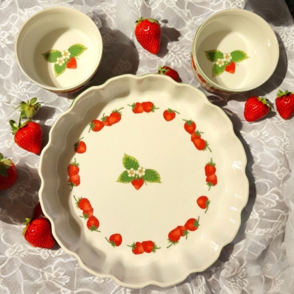 Vtg 1981 3 Pcs Porcelain Bakeware Set Strawberry Patch Pie Cobbler Custard